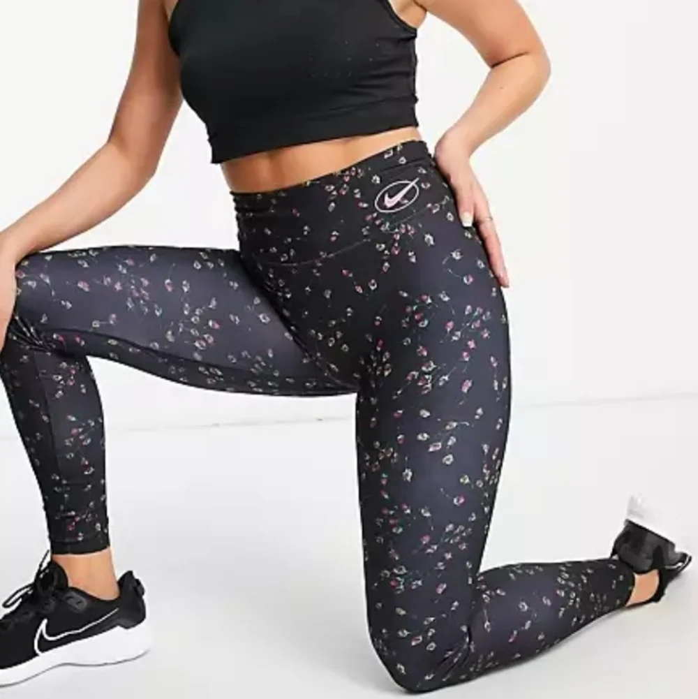 NEW! Nike Black Floral High-Waist Leggings - Size M